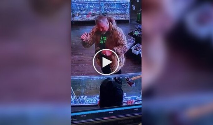 Странный посетитель устроил «бой» с невидимым противником