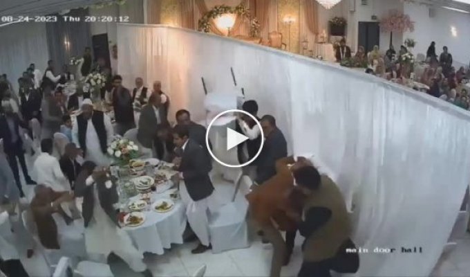 Массовая драка на пакистанской свадьбе попала на видео 