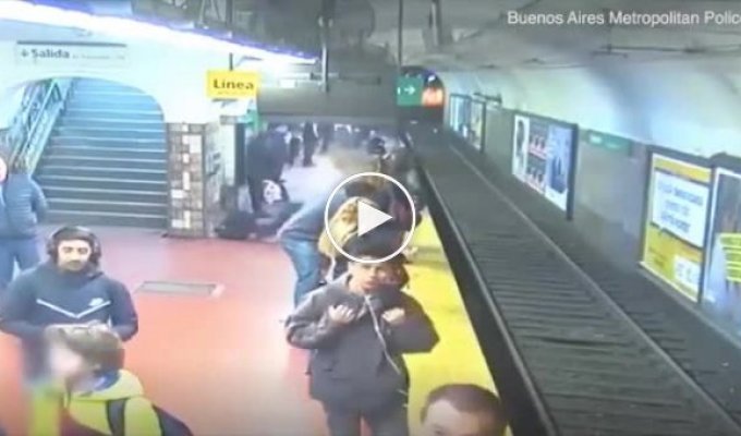 В Буэнос-Айресе мужчина упал в обморок и столкнул девушку под поезд