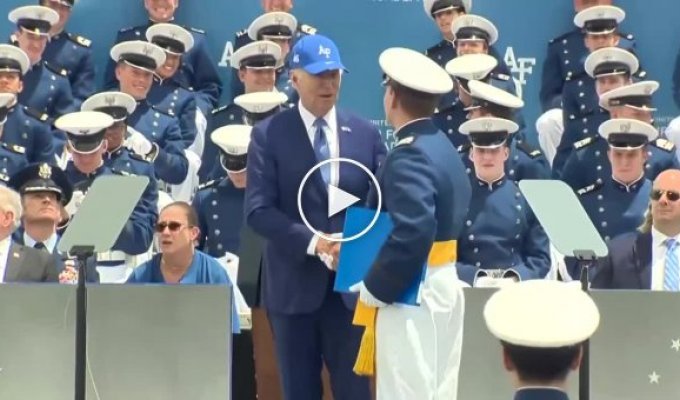 Президент США Байден падает на сцену на церемонии вручения дипломов Академии ВВС США