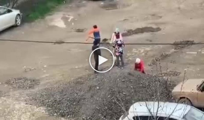 В Феодосии дети сами отремонтировали яму на дороге