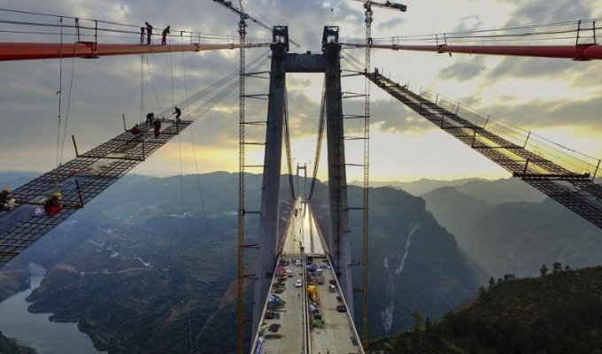 Над гигантским подвесным мостом в Китае трудятся лишь строители с железными нервами (4 фото)