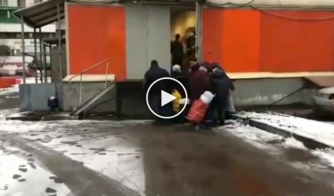 В Москве пенсионеры роются в контейнерах у магазина, чтобы найти просроченные продукты