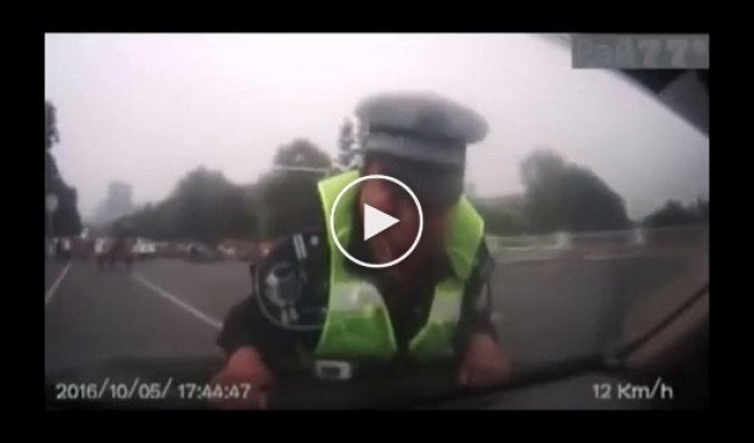 В Китае водитель прокатил полицейского на капоте