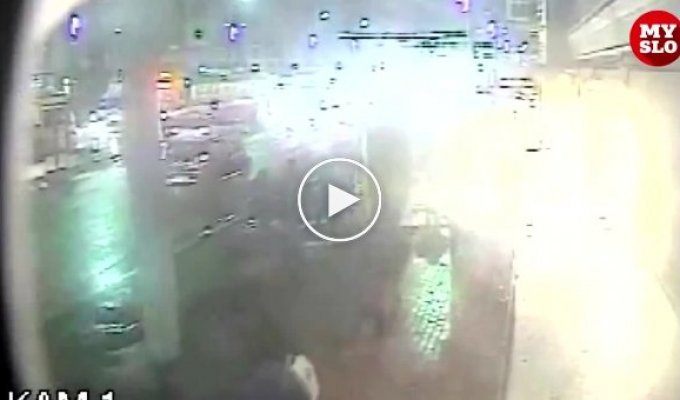 Женщина водитель сбила девочку на остановке трамвая