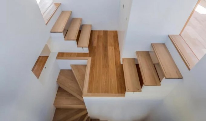 Странный дизайн лестниц, которые сложно назвать удобными (17 фото)