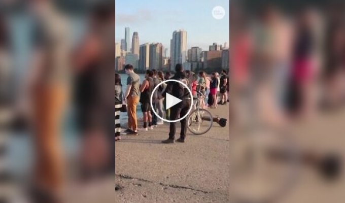 Hundreds of Chicago residents gather on the embankment to scream