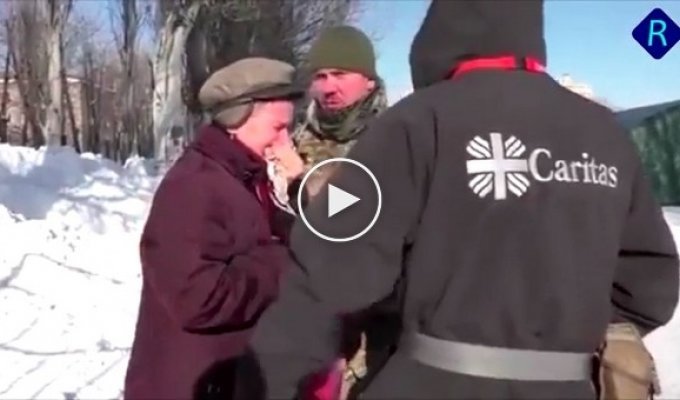 Жительница Авдеевки плачет и просит солдат ВСУ остаться защитить город