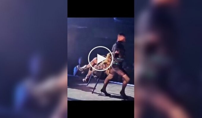 Танцор уронил Мадонну на концерте