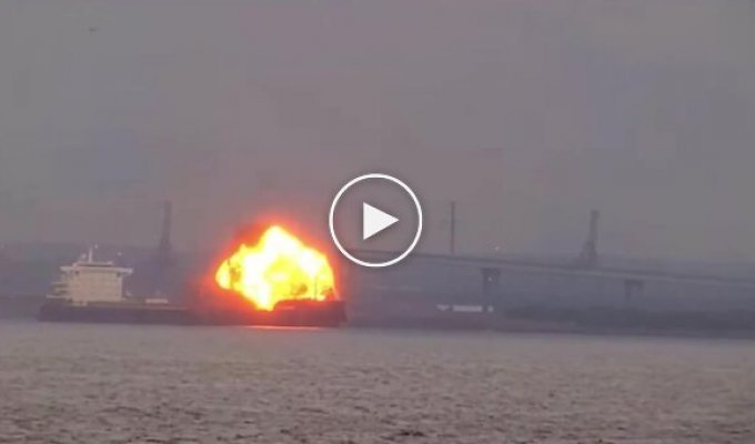 Взрыв на грузовом судне попал на видео