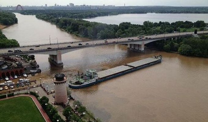 Москву-реку перекрыл сухогруз (5 фото)