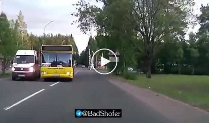 Победа автобуса на дороге