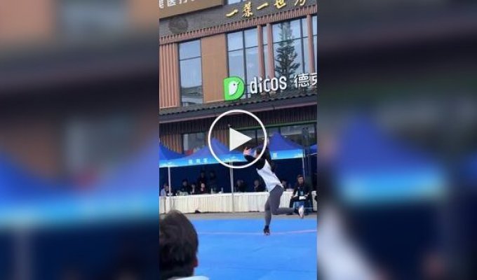 В Сычуани прошли необычные соревнования по скоростному слэклайну