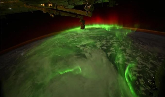 Космічний шторм: астронавти Crew Dragon зняли з орбіти рідкісне полярне сяйво (2 фото + відео)