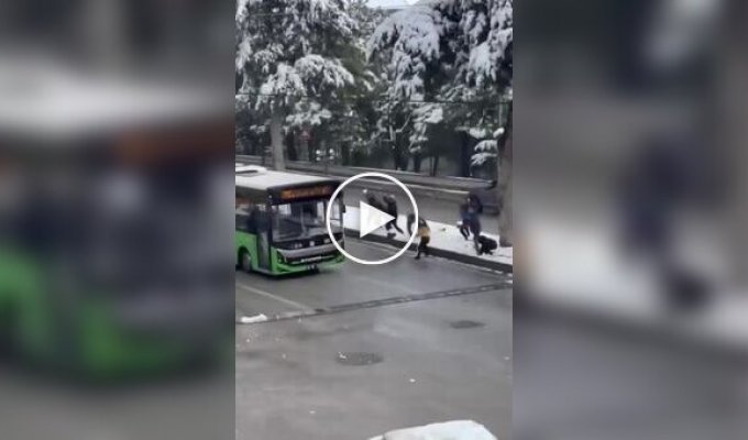 Водитель автобуса присоединился к снежной битве