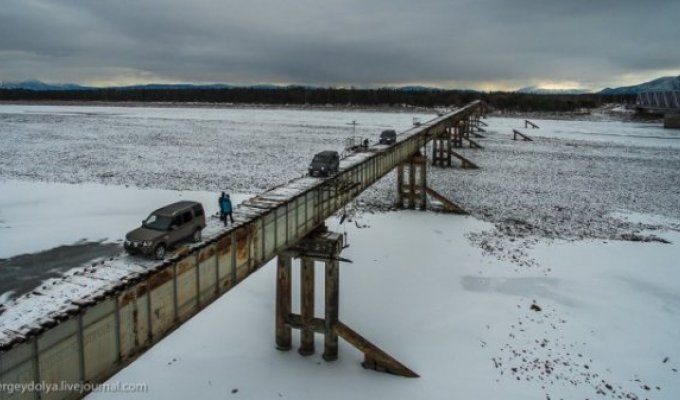 Один из самых опасных мостов в мире (15 фото)