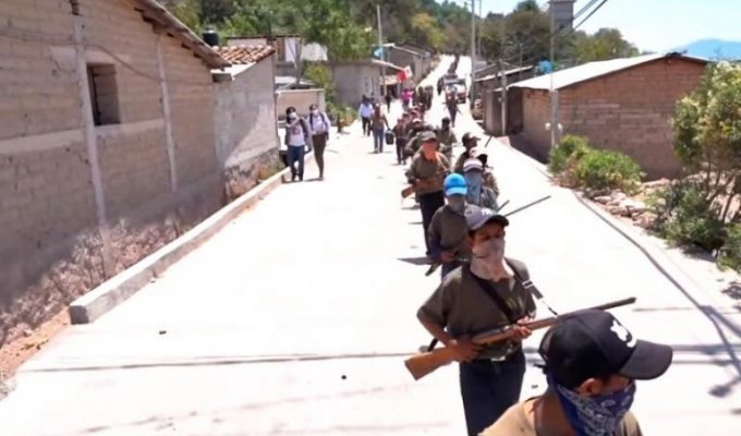 В Мексике дети взялись за оружие, чтобы противостоять наркокартелю (8 фото + 1 видео)