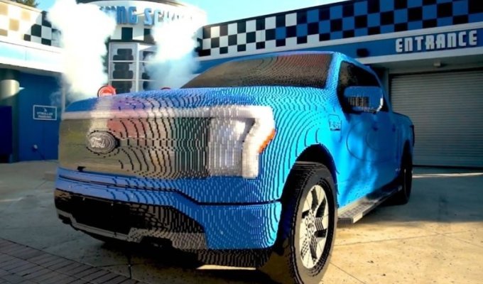 Full size Ford F-150 Lightning Lego replica that took 1600 hours to build (2 pics + 2 videos)
