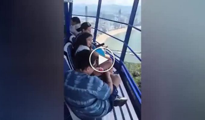 Несколько десятков туристов застряли на высоте из-за остановки аттракциона