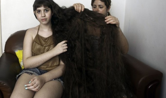 12-летняя “Рапунцель” из Бразилии продаст косу, чтобы сделать ремонт в квартире (7 фото)