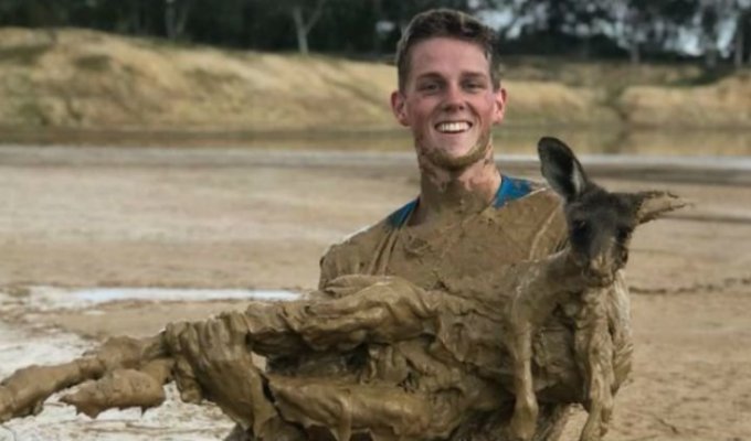 Австралийский подросток полез в грязь, чтобы спасти увязшего по уши кенгуренка (4 фото + 1 видео)