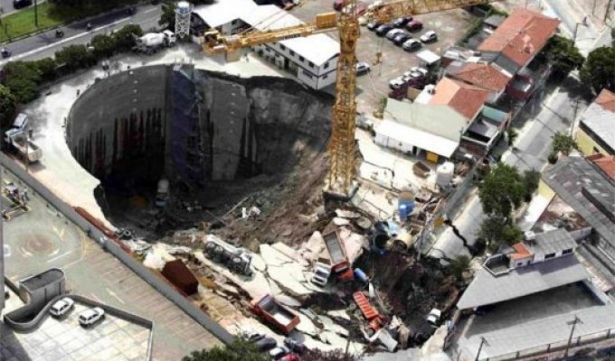 Провалилось метро в Бразилии (5 фото)