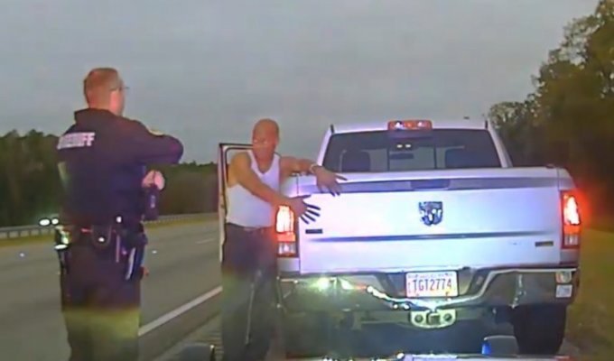 Поліцейський застрелив чоловіка, який відсидів 16 років за брехливим звинуваченням (4 фото + 1 відео)