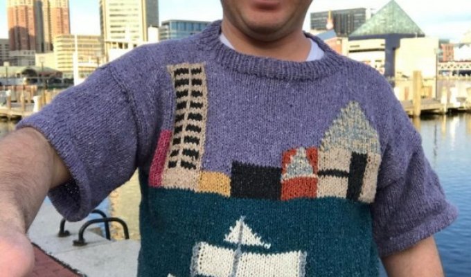 Необычное хобби: мужчина вяжет свитера с достопримечательностями, которые он посетил (15 фото)