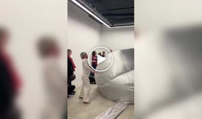 Современное искусство без пояснений: перформанс, который сложно расшифровать