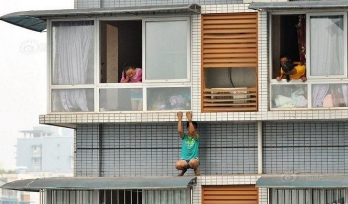 Школьник слез с балкона на 11-м этаже (6 фото)