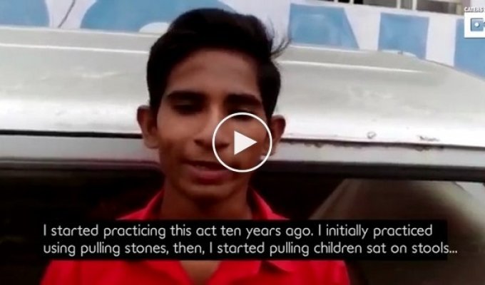Индийский подросток тащит автомобиль лопатками