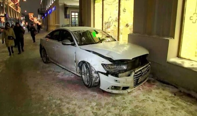 В центре Москвы машина вылетела на тротуар после ДТП и сбила женщину (4 фото + 3 видео)