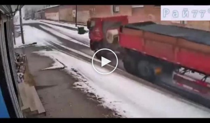 Погоня водителя легковушки за грузовиком, попала на видео в КНР
