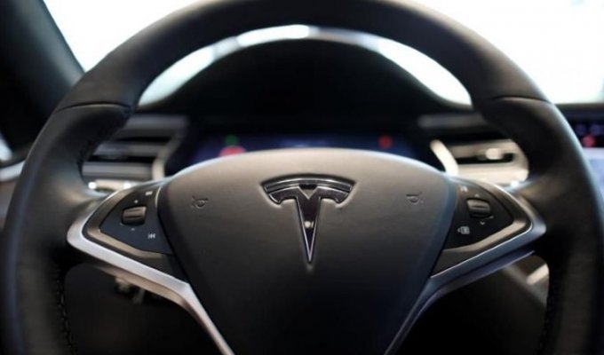 Хакеры показали, как быстро взломать и угнать Tesla Model S (3 фото + 1 видео)