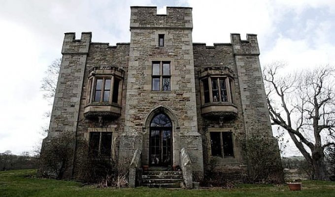 Этот семикомнатный замок может стать вашим... вместе с привидениями в нём! (10 фото)