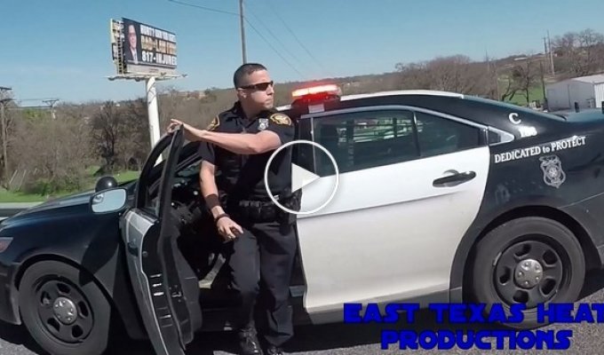 Американский полицейский атакует байкеров газовым баллончиком