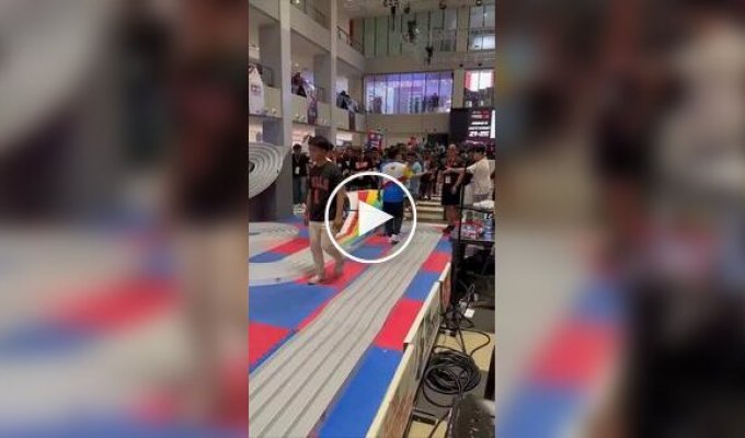В Японии мужчины начали участвовать в чемпионатах по гонкам на игрушечных турбо-машинках