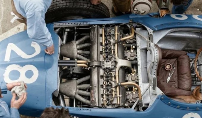 Bugatti, которой поставили рядную «восьмёрку» поперёк (1 фото)