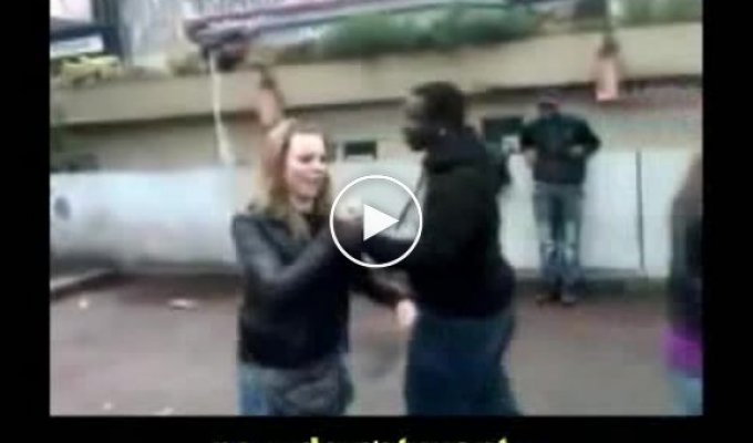 Негры во Франций блатуют избивая девушек