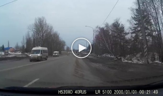 Водитель отвлекся от дороги и столкнулся с грузовиком под Калугой