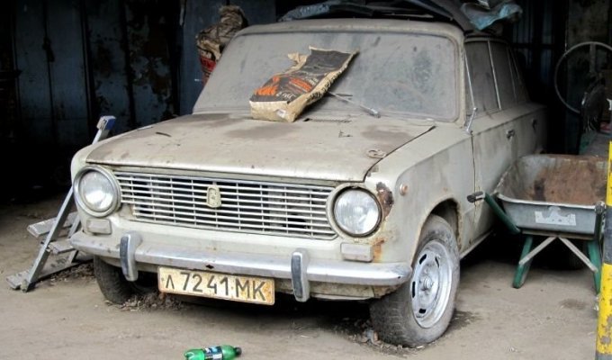 Автомобили, которые нашли во время сноса московских гаражей (21 фото)