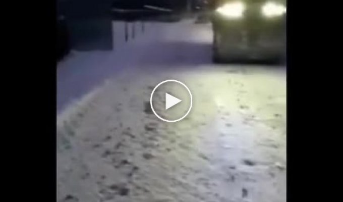 «Гарантия на ремонт - 5 лет»: в России коммунальщики уложили асфальт прямо в снег