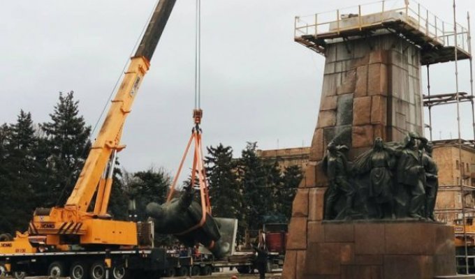 В Запорожье снесли самый большой в Украине памятник Ленину (5 фото)