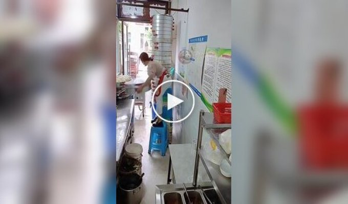 Владелица закусочной поднимает по 24 яруса паровых булочек за раз