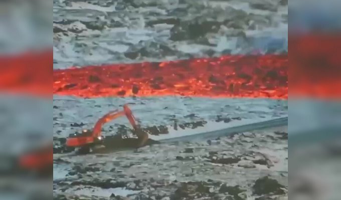 The tractor driver made a blockage until the last moment so that the lava would flow around the road (2 photos + 1 video)