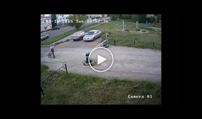 Мужчина ломает велосипед школьника
