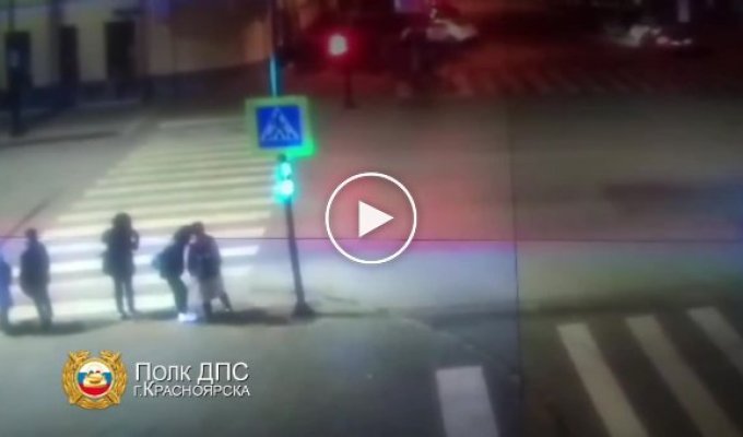 Появилось видео смертельного наезда на пешехода в центре Красноярска. Женщина шла на красный