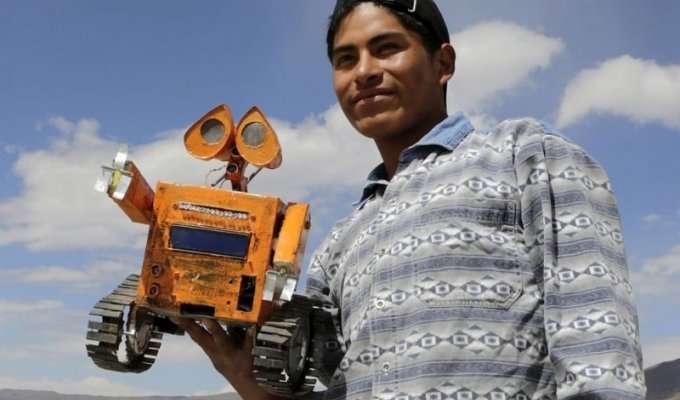 Студент создал работающего робота Валл-И из того, что нашел на свалке (12 фото)