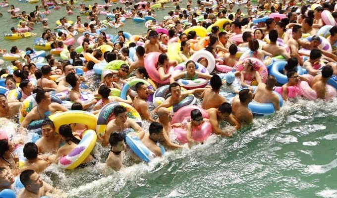 10 000 китайцев отдохнули в самом большом крытом бассейне страны (6 фото)