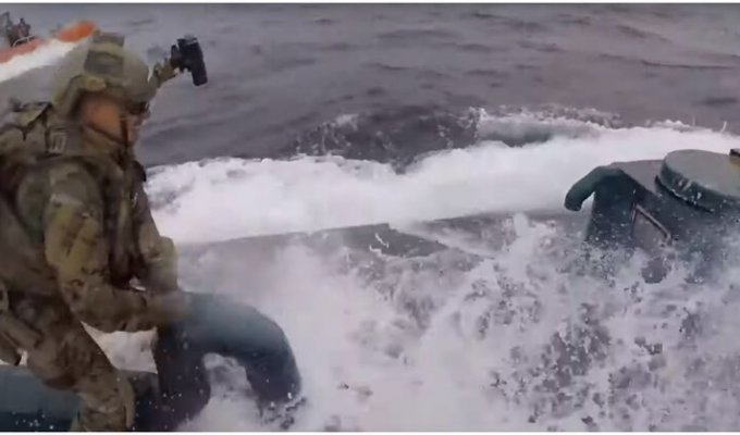 Сотрудники береговой охраны США захватили наркосубмарину с семью тоннами кокаина (2 фото + 2 видео)